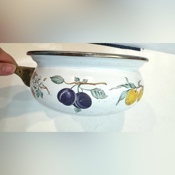 Tabletops Unlimited 1 Qt Enamelware Sauce Pan with Lid VTG. - Picture 4 of 8